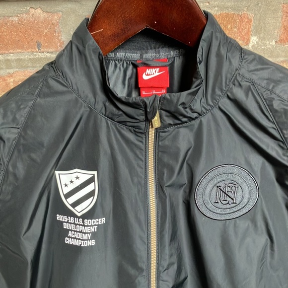 Nike - Picture 2 of 16